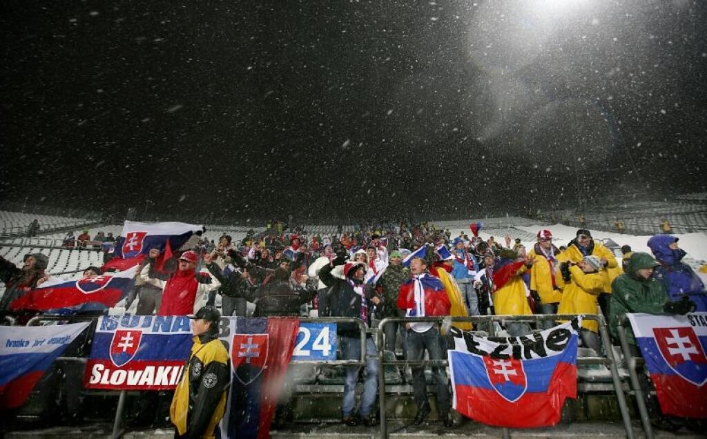 Slovenskí fanúšikovia pred zaèiatkom futbalového zápasu Po¾sko - Slovensko na Slizskom štadióne. Po¾sko, Chorzow, 14. október 2009. Foto: SITA/Tomáš Benedikoviè