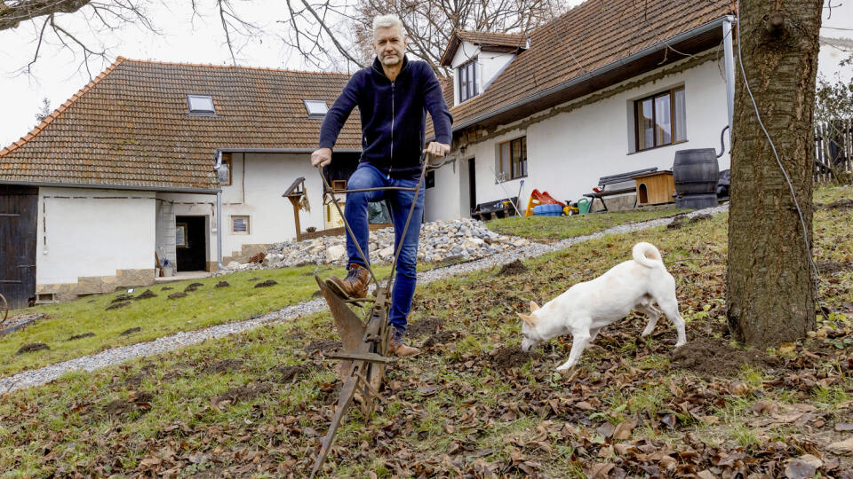 PRIKLADÁ RUKU K DIELU
Najviac sa Andy učí od svokra.