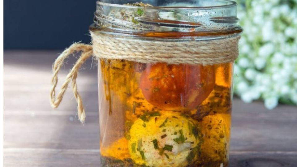 Fermentáciou získate zdravú delikatesu, ktorá pripomína nakladaný ovčí syr.