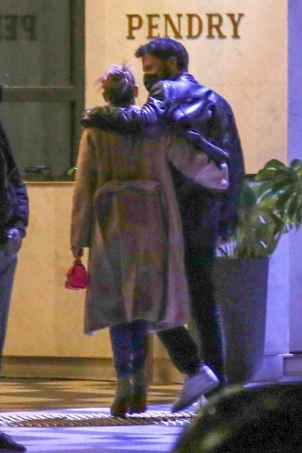 Jennifer a Bena sa podarilo fotografom nasnímať v romantickom objatí v pondelok 31. mája, keď čakali na svoj stôl pred reštauráciou Wolfganga Pucka v luxusnom hoteli Pendry.