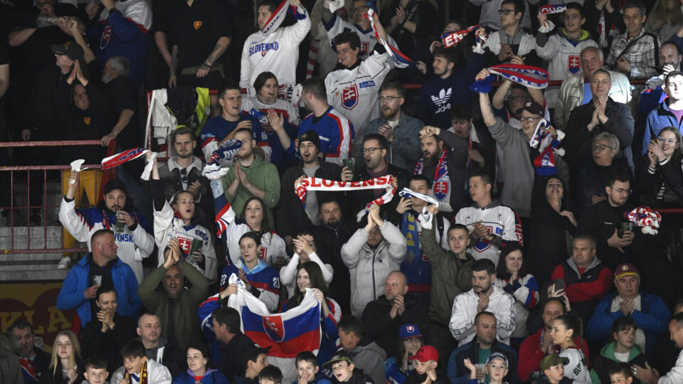 Na snímke fanúšikovia oslavujú úvodný gól v prípravnom hokejovom zápase pred MS Slovensko - Nemecko, 29. apríla 2023 v Trenčíne. FOTO TASR - Radovan Stoklasa