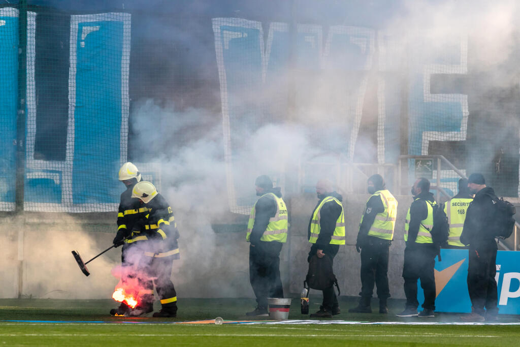 Fanúšikovia oboch táborov na štadión prepašovali veľké množstvo pyrotechniky.