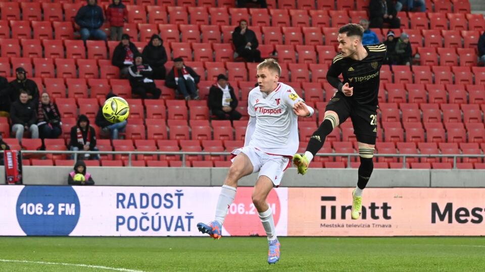 Na snímke vpravo hráč Trnavy Martin Bukata strieľa gól na 2:0 a hráč Trenčína Roman Šeneň v odvete semifinále Slovnaft Cup-u vo futbale FC Spartak Trnava - AS Trenčín v Trnave v stredu 5. apríla 2023. FOTO TASR - Lukáš Grinaj