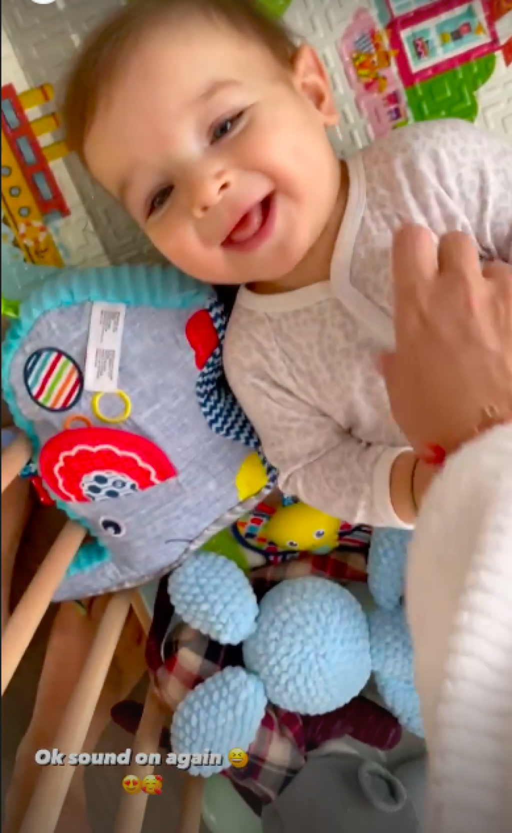 Dominika sa takto šantila so svojim synčekom.