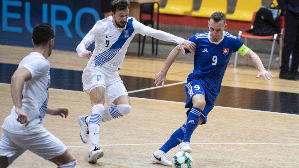 Na snímke vpravo Peter Kozár (Slovensko) a uprostred Giannis Delaportas (Grécko) v kvalifikačnom futsalovom stretnutí ME 2022 3. skupiny Slovensko - Grécko 4. marca 2021 v Bratislave. FOTO TASR - Pavel Neubauer
 

