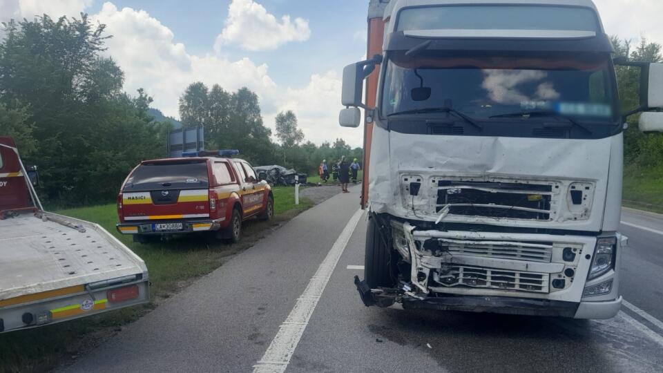 Pre vážnu dopravnú nehodu je obmedzená premávka na ceste