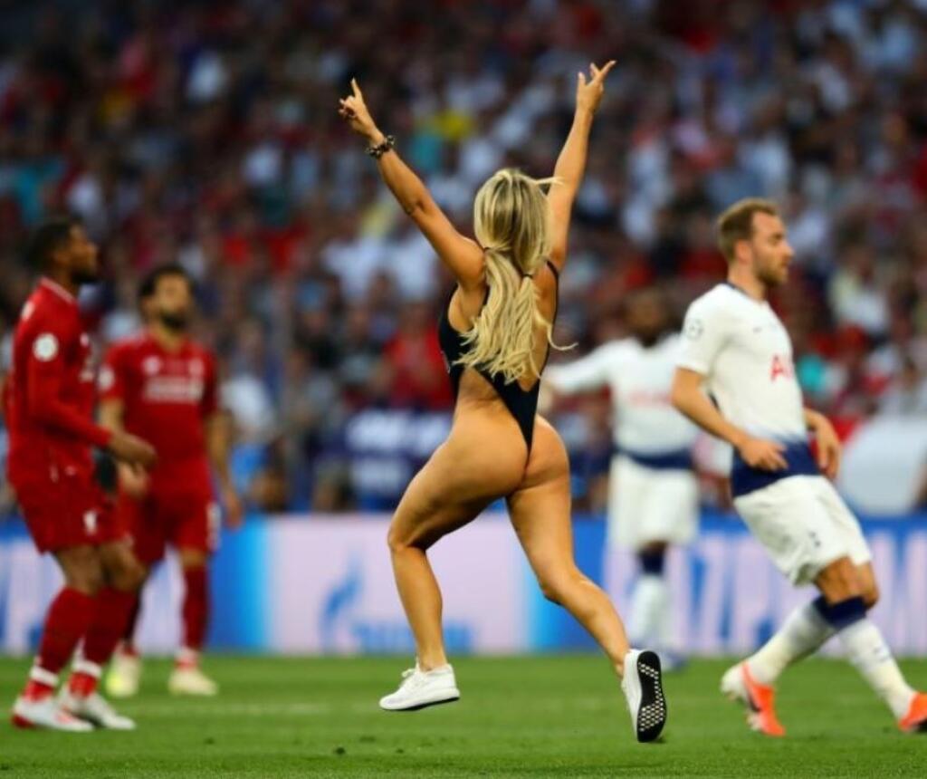 Prebiehalo finále Ligy majstrov v roku 2019 medzi Liverpoolom a Tottenhamom, keď zápas museli na niekoľko minút prerušiť. Na ihrisko totiž vbehla spomínaná Kinsey v odvážnych plavkách.