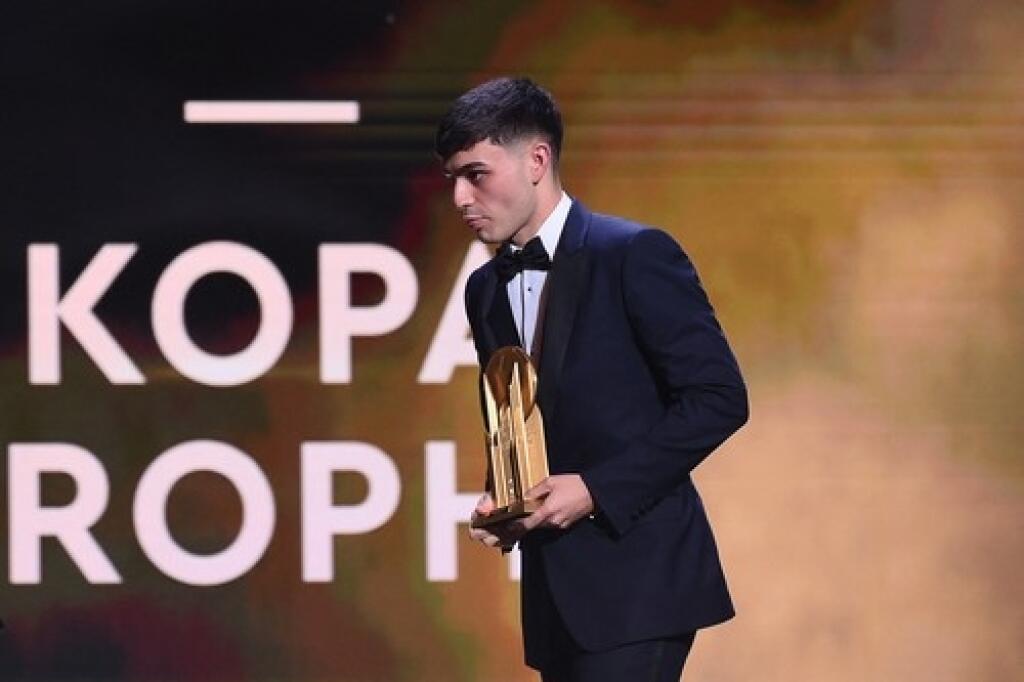 Za najlepšieho futbalistu do 21 rokov vyhlásili Pedriho z FC Barcelonu.