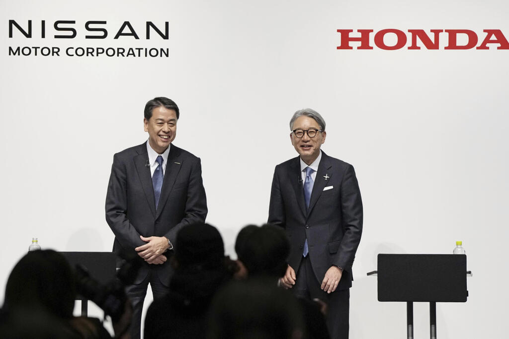 AZ7 archív Tokio - Na archívnej snímke z 15. marca 2024 viceprezident japonskej automobilovky Nissan Makoto Učida (vľavo)  Generálny riaditeľ Hondy Tošihiro Mibe počas tlačovej konferencie v Tokiu. Japonské automobilky Nissan a Honda potvrdili, že vedú predbežné rozhovory o užšej spolupráci, ktorá im má pomôcť lepšie konkurovať čínskym výrobcom elektrických vozidiel. Ale popreli správy, že by už rozhodli o fúzii. Uviedli to v stredu 18. decembra 2024 japonské médiá. FOTO TASR/AP

FILE - Nissan C