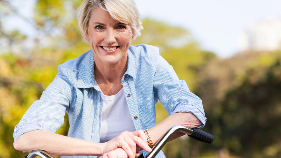 Close,Up,Portrait,Of,Senior,Woman,On,A,Bicycle