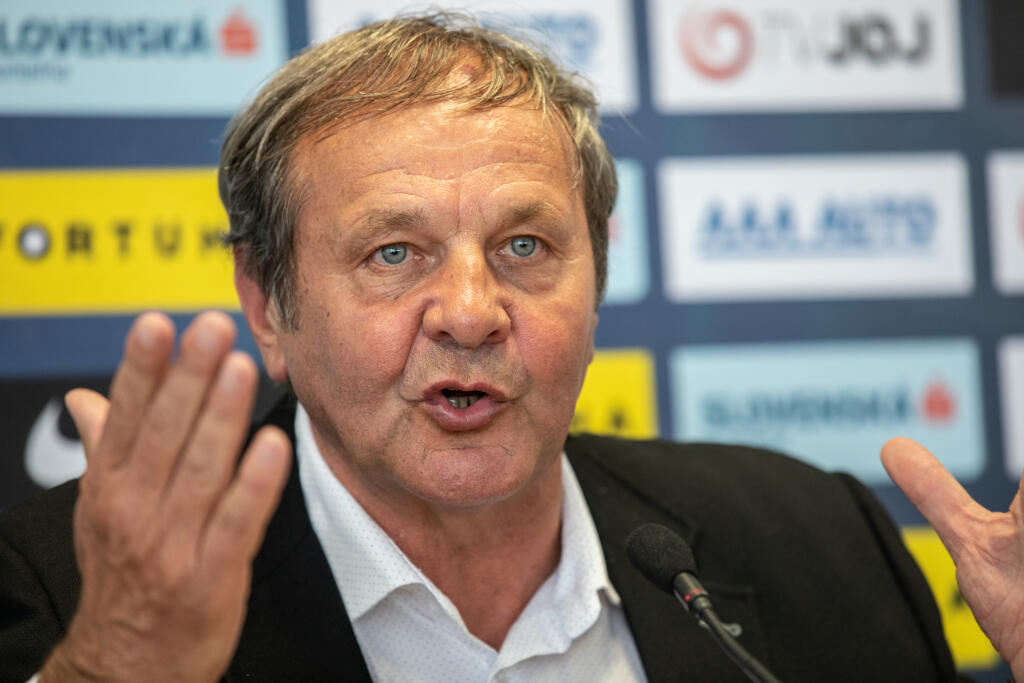 Kozák na futbal nezanevrie, je to jeho srdcová záležitosť a v tomto duchu rozmýšľal aj pri učinení rozhodnutia skončiť pri reprezentácii. "Strašne mi futbal chýba a bude chýbať. V danej chvíli som však vyhodnotil situáciu tak, že pre futbal bude najlepšie, keď skončím. Stále chcem ostať slobodný človek, to je pre mňa najviac v živote. A taký aj ostanem."