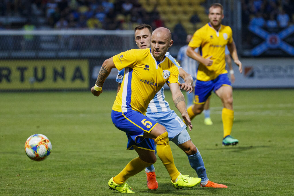 Na snímke Lukáš Tesák a Dejan Dražič počas zápasu 1.kola Fortuna Ligy medzi nováčikom FK Pohronie a úradujúcim majstrom ŠK Slovan Bratislava.
