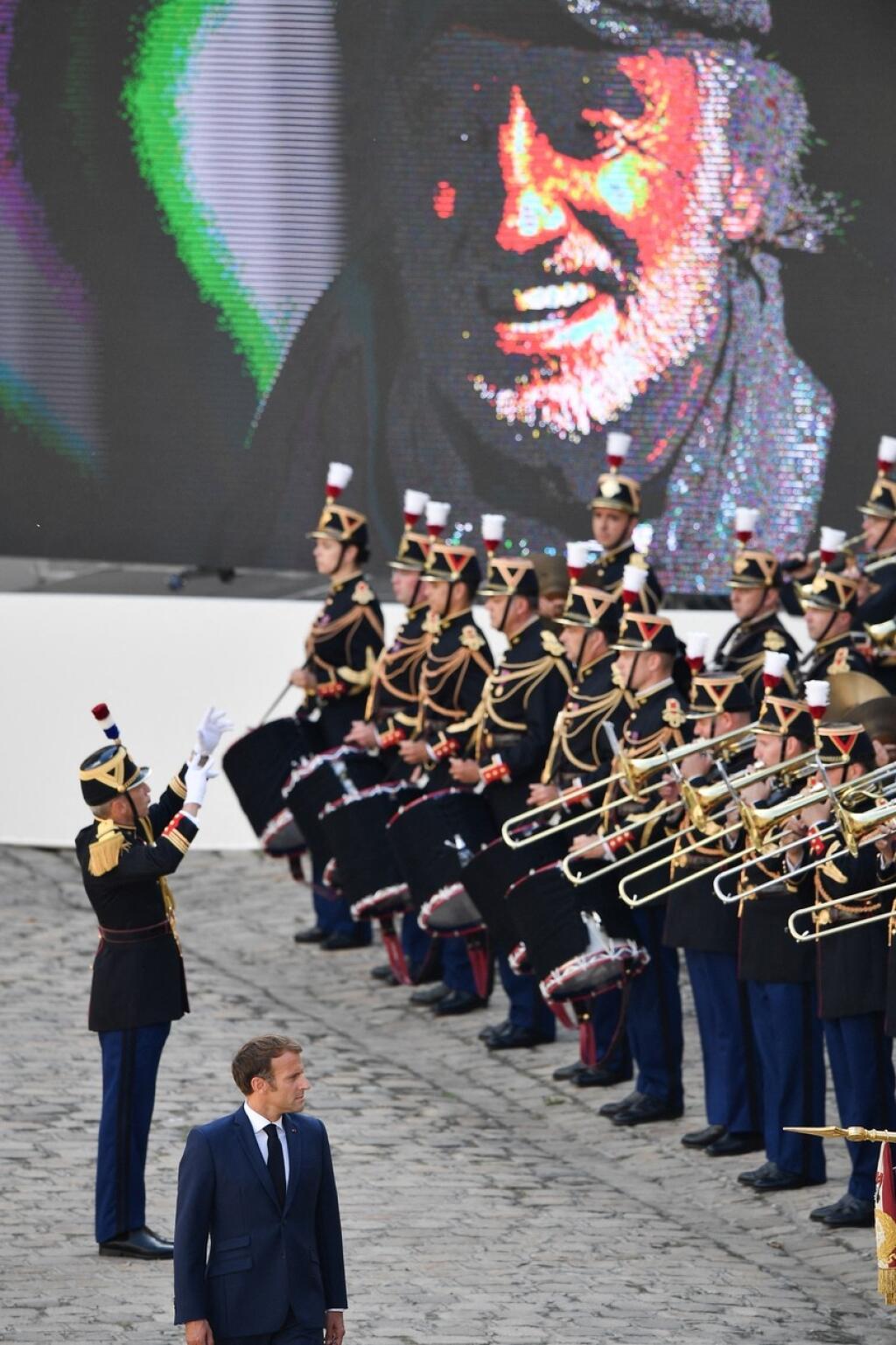 Ceremoniál na nádvorí parížskej Invalidovne.
