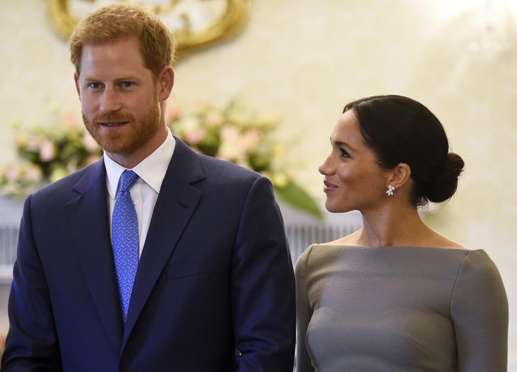 SY 31 Dublin - Vojvoda zo Sussexu princ Harry (vľavo) v sprievode svojej manželky, vojvodkyne zo Sussexu Meghan prichádza na stretnutie s prezidentom Írskej republiky Michaelom Higginsom v Dubline 11. júla 2018. FOTO TASR/AP
Britain's Prince Harry, left and Meghan, the Duchess of Sussex meet with Ireland's President Michael Higgins at Aras an Uactharain, on the second day of the Royal couple's visit to Dublin, Ireland, Wednesday July 11, 2018. (Clodagh Kilcoyne/PA via AP)