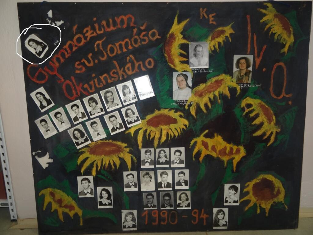 Gymnázium svätého Tomáša Akvinského v Košiciach v roku 1994, Andrea Belányiová je vľavo hore.