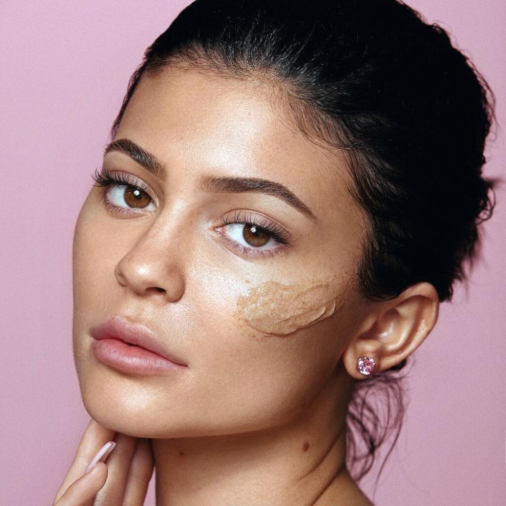 Minulý rok sa kanabidiol stal najpredávanejším bylinným produktom, tak nečudo, že výrobky s obsahom CBD nepropagujú len influencerky, ale aj skutočné celebrity.