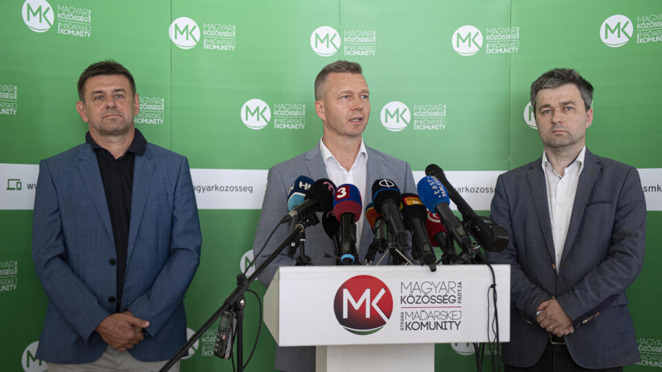 Na snímke predsedovia strán zľava László Sólymos (Most-Híd), Krisztián Forró (Strana maďarskej komunity) a Mózes Szabolcs (Spolupatričnosť) počas brífingu po spoločnom rokovaní 7. augusta 2020 v Bratislave. Maďarské politické strany sa dohodli na spolupráci. Spoločne vytvoria jednu spoločnú maďarskú politickú stranu. Po spoločnom rokovaní predstaviteľov Strany maďarskej komunity (SMK), strany Most-Híd a Spolupatričnosť o tom v piatok informoval predseda SMK Krisztián Forró. FOTO TASR - Pavel Ne