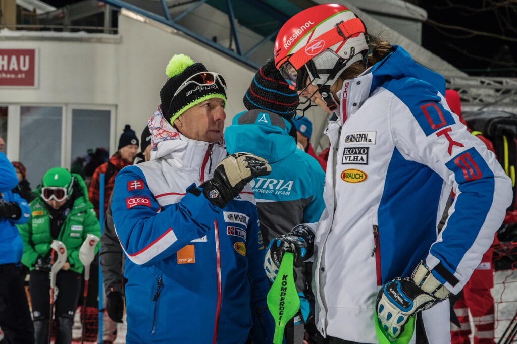 Na archívnej snímke Livio Magoni a Petra Vlhová počas tréningu pred slalomom Svetového pohára žien v alpskom lyžovaní v rakúskom Flachau.