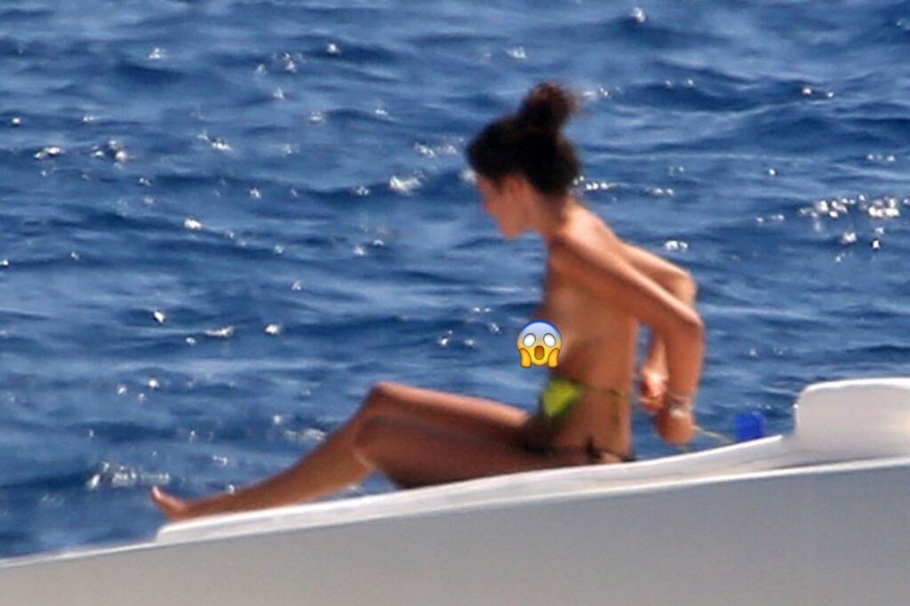 Párik je vďačným objektom paparazzi fotografov, ktorí na Francescu a Valentina striehnu najmä na dovolenke. Sexi modelku načapali pri prezliekaní či opaľovaní sa a ukázala tak celému svetu prsia.