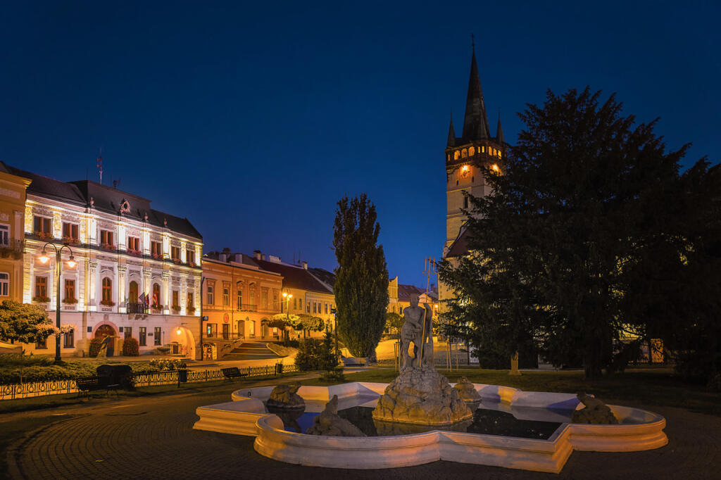 Historické jadro metropoly Šariša bolo v roku 1955 vyhlásené za mestskú pamiatkovú rezerváciu. Dnešná radnica bola pôvodne stredoveký meštiansky dom. V 16. storočí slúžila ako mestská vináreň.
Konkatedrála sv. Mikuláša patrí k najvýznamnejším historickým dominantám Prešova. Ide o najstaršiu budovu, má 500 rokov a jedinú zachovanú gotickú sakrálnu stavbu v meste. Chrám je gotickým trojlodím, tzv. sieňovým kostolom, ktoré boli rozšírené predovšetkým v nemeckých oblastiach.