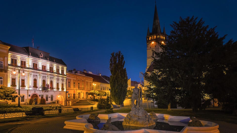 Historické jadro metropoly Šariša bolo v roku 1955 vyhlásené za mestskú pamiatkovú rezerváciu. Dnešná radnica bola pôvodne stredoveký meštiansky dom. V 16. storočí slúžila ako mestská vináreň. 
Konkatedrála sv. Mikuláša patrí k najvýznamnejším historickým dominantám Prešova. Ide o najstaršiu budovu, má 500 rokov a jedinú zachovanú gotickú sakrálnu stavbu v meste. Chrám je gotickým trojlodím, tzv. sieňovým kostolom, ktoré boli rozšírené predovšetkým v nemeckých oblastiach. V minulosti ho považov