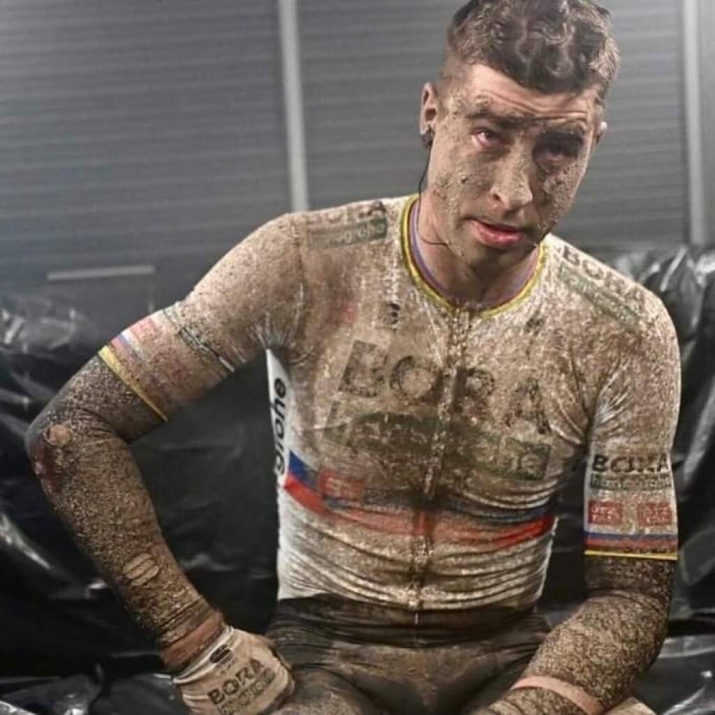 Slovenský cyklista peter Sagan dorazil do cieľa 118. ročníka pretekov Paríž - Roubaix zafúlaný od hlavy až po päty.