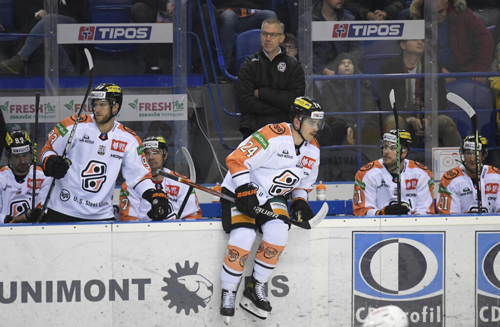 Na snímke lavička Košíc, uprostred v pozadí tréner Dan Ceman v zápase 21. kola hokejovej Tipos extraligy HC Košice - HK GROTTO Spišská Nová Ves 27. novembra 2022 v Košiciach.