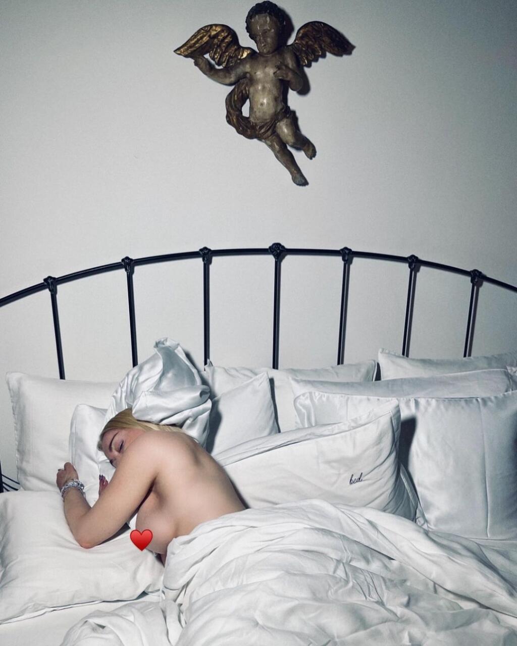 Na svojom Instagrame zverejnila ďalšiu sériu erotických fotografií, na ktorých ukázala nahé telo, vystrčila zadok či bez cenzúry zverejnila záber, na ktorom jej vidieť prsník aj s bradavkou.