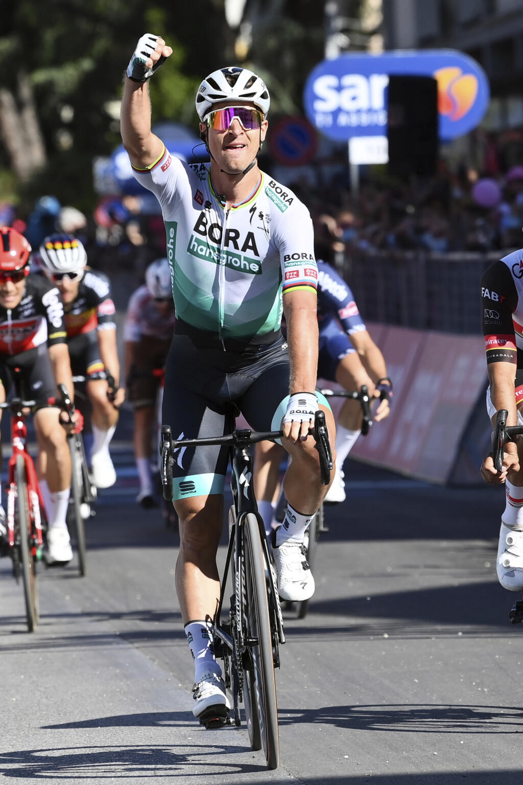 EBE 27 Foligno - Na snímke uprostred slovenský cyklista Peter Sagan víťazí v 10. etape 104. ročníka Giro d'Italia v pondelok 17. mája 2021. Jazdec z tímu Bora-Hansgrohe mal najsilnejšie nohy v záverečnom špurte 139 km dlhej trasy z L’Aquily do Foligna a pripísal si druhý triumf na podujatí. Vlani vyhral taktiež v desiatej etape. FOTO TASR/AP
Peter Sagan celebrates as he crosses the finish line to win the tenth stage of the Giro d'Italia cycling race, from L'Aquila to Foligno, Italy, Monday, May