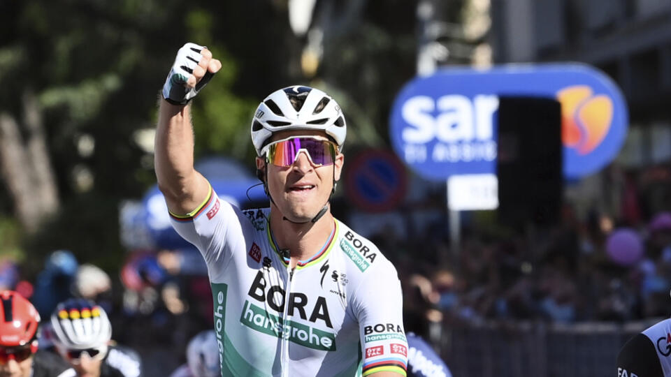 EBE 27 Foligno - Na snímke uprostred slovenský cyklista Peter Sagan víťazí v 10. etape 104. ročníka Giro d'Italia v pondelok 17. mája 2021. Jazdec z tímu Bora-Hansgrohe mal najsilnejšie nohy v záverečnom špurte 139 km dlhej trasy z L’Aquily do Foligna a pripísal si druhý triumf na podujatí. Vlani vyhral taktiež v desiatej etape. FOTO TASR/AP

Peter Sagan celebrates as he crosses the finish line to win the tenth stage of the Giro d'Italia cycling race, from L'Aquila to Foligno, Italy, Monday, May