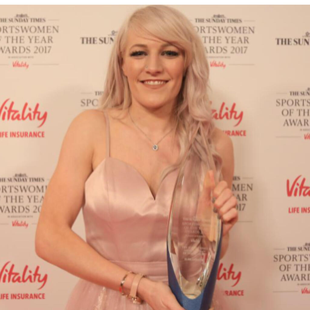 Sexi Elise Christie sa po znásilnení neuzavrela do seba podávala na dráhe veľkolepé výkony.