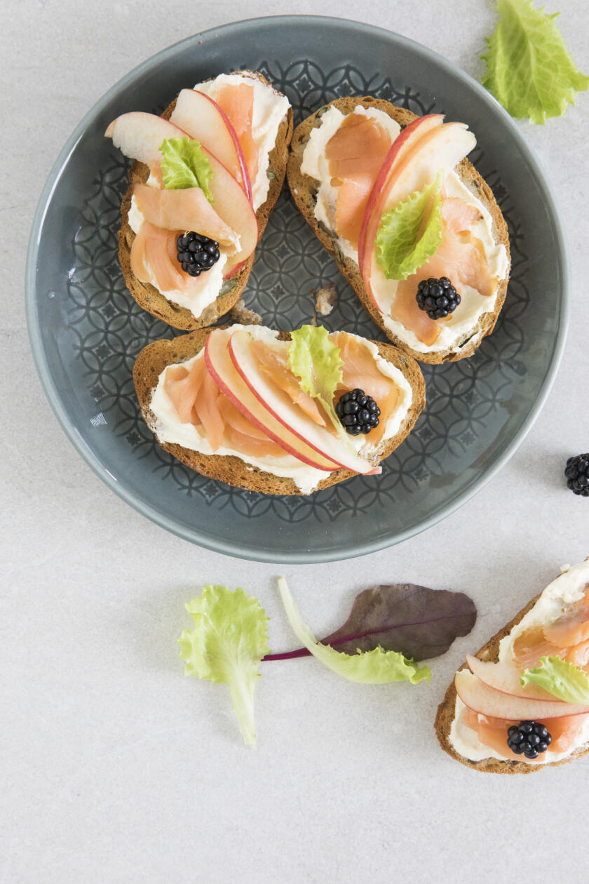 BRUSCHETTA S LOSOSOM A JABLKOM