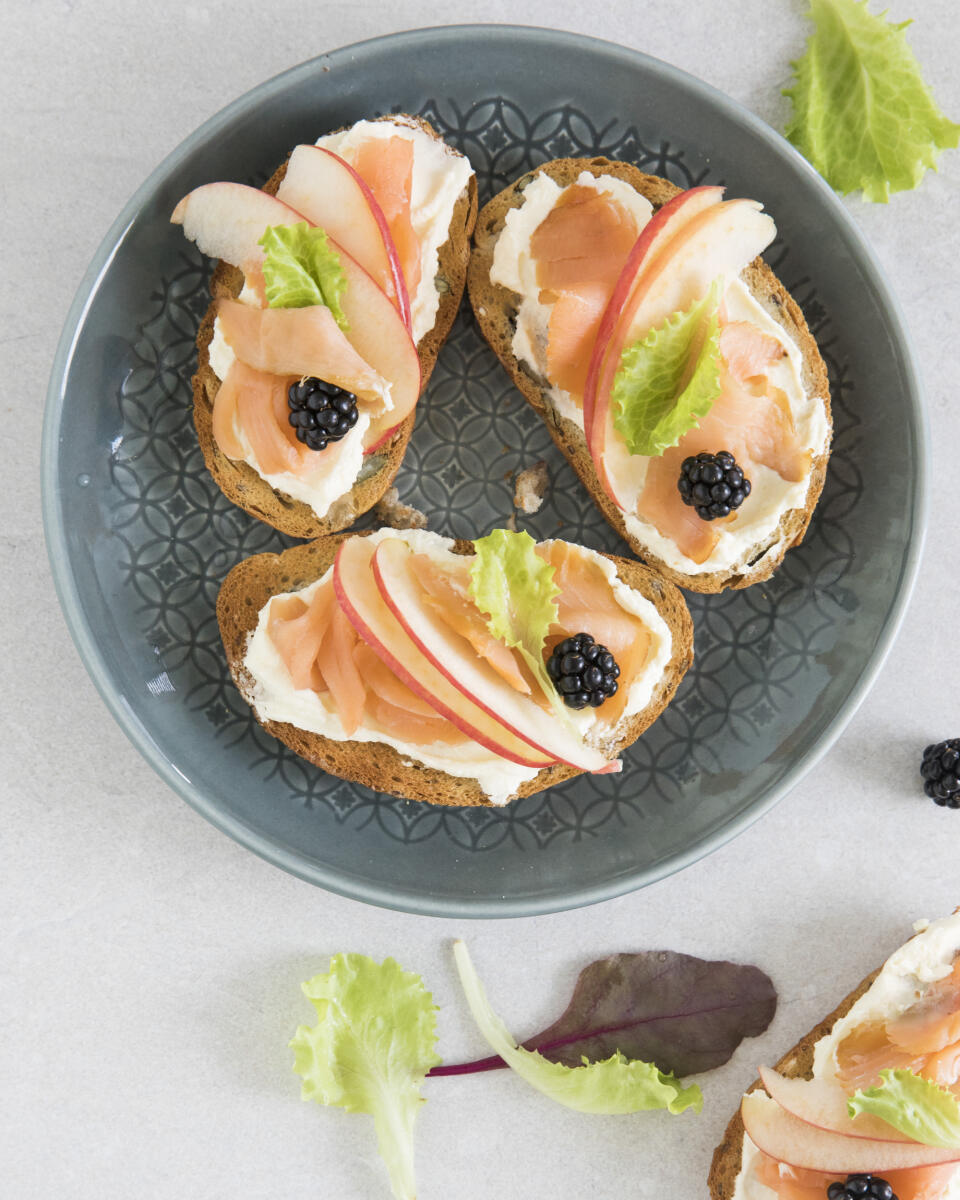 BRUSCHETTA S LOSOSOM A JABLKOM
