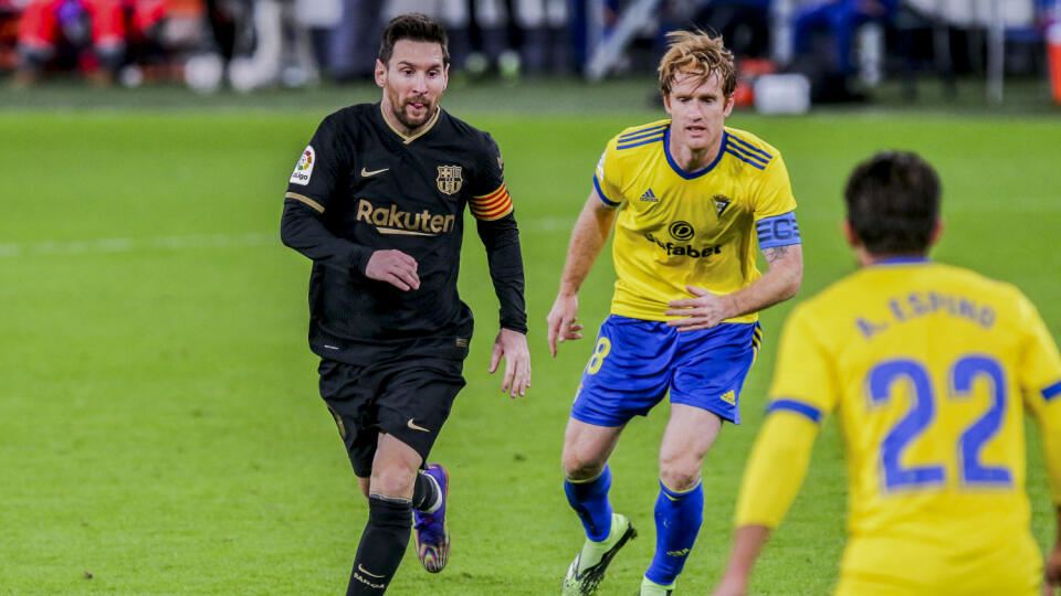 KK17 Cadiz - Futbalista Barcelony Lionel Messi (vľavo) a Alex Fernandez z Cadizu počas zápasu 12. kola španielskej La Ligy Cadiz CF - FC Barcelona 5. decembra 2020 v Cadize. FOTO TASR/AP
Barcelona's Lionel Messi, left, runs with the ball next to Cadiz's Alex Fernandez during the Spanish La Liga soccer match between Cadiz and FC Barcelona at the Ramon Carranza stadium in Cadiz, Spain, Saturday Dec. 5, 2020. (AP Photo/Alvaro Rivero)