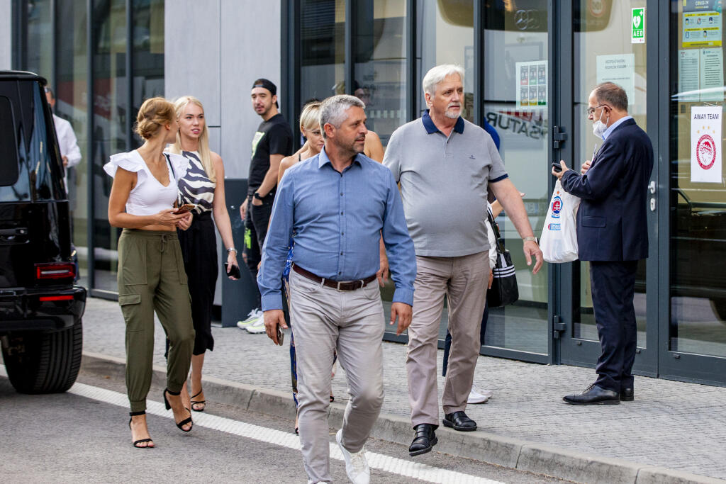 V zástupe krásnych žien si prišiel pozrieť zápas 3. predkola EL aj majiteľ hokejového Slovana Rudolf Hrubý.