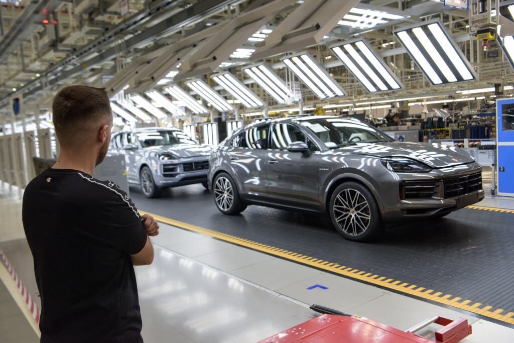 Na snímke návštevník si prezerá montážnu halu pre Porsche počas Dňa otvorených dverí v závode Volkswagen Slovakia - Fun day 3. júna 2023 v Bratislave. FOTO TASR - Pavol Zachar