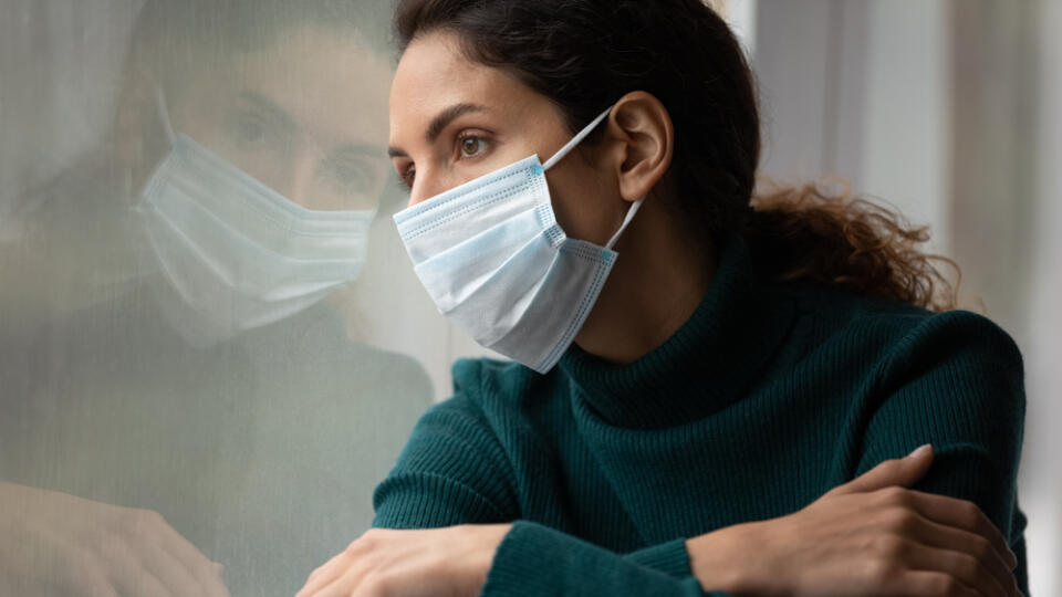 Upset,Young,Caucasian,Woman,In,Medical,Facial,Mask,Look,In