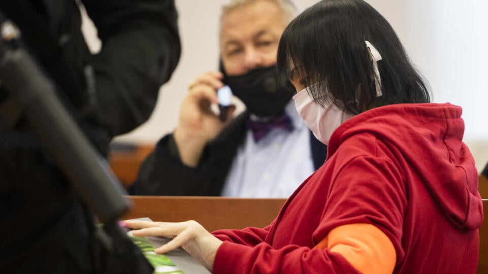 Na snímke obžalovaná Alena Zs. a jej advokát Štefan Neszméry (v pozadí) počas hlavného pojednávania na Špecializovanom trestnom súde v kauze vraždy novinára Jána Kuciaka v Pezinku 19. júna 2020. FOTO TASR - Jaroslav Novák