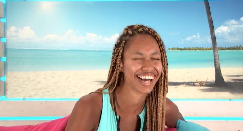 Aicha z Love Island bez mejkapu.