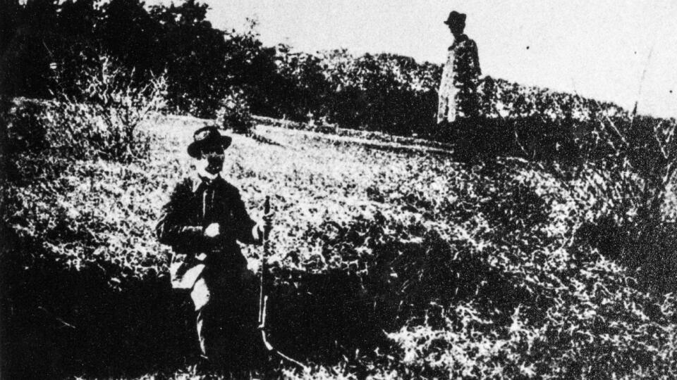 Na jedinečnej fotografii zemetrasenia zo začiatku januára v roku 1906 pri obci Dobrá Voda sedí muž s flintou na čerstvom pôdnom zlome.