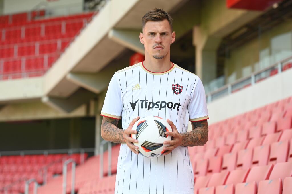 Na snímke futbalista Martin Škrtel pózuje v drese FC Spartak Trnava na Štadióne Antona Malatinského 9. augusta 2021 v Trnave. Bývalý kapitán slovenskej futbalovej reprezentácie Martin Škrtel podpíše v nedeľu 15. augusta zmluvu so Spartakom Trnava. Tridsaťšesťročný stopér v uplynulých dvoch sezónach pôsobil v Basaksehire Istanbul, v závere minulého roka sa ale vážne zranil a pôsobenie v Turecku predčasne ukončil.