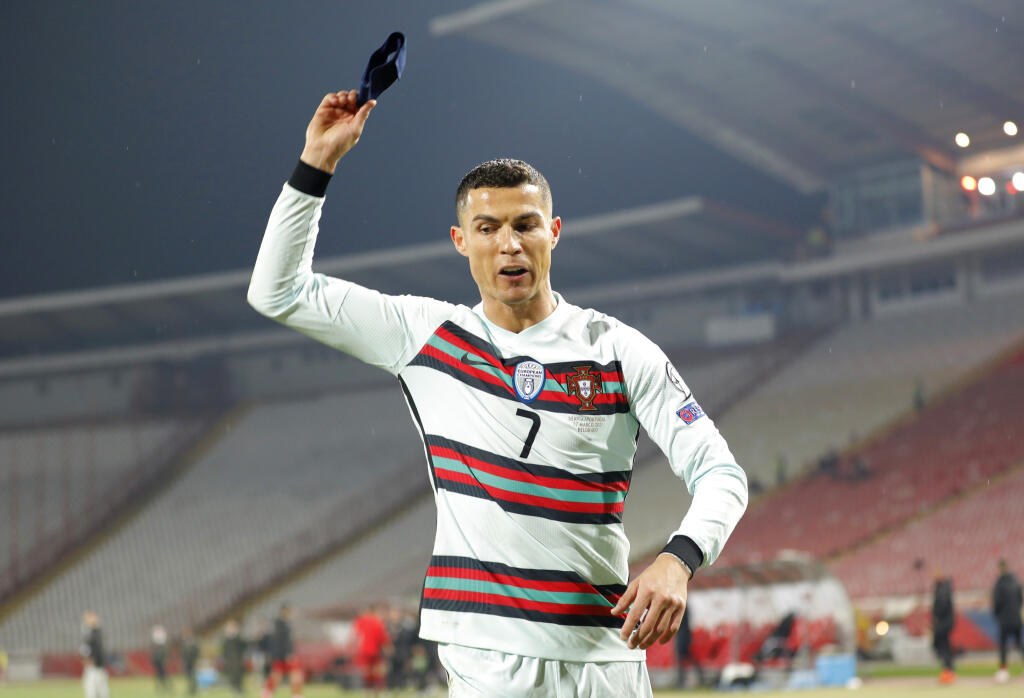 Cristiano Ronaldo najprv protestoval u rozhodcov, potom zahodil kapitánsku pásku a zišiel z ihriska.