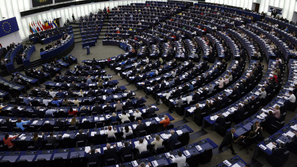 JB 21 Štrasburg - Europoslanci hlasujú o plánoch EÚ na zníženie emisií skleníkových plynov počas zasadnutia v európskom parlamente v Štrasburgu 8. júna 2022. Poslancom Európskeho parlamentu (EP) sa v stredu nepodarilo prijať pozíciu pre plán EÚ na zníženie emisií skleníkových plynov do roku 2030 aspoň o 55 percent v porovnaní s úrovňami z roku 1990 a pre plán dosiahnuť klimatickú neutralitu do roku 2050. Informuje o tom spravodajca TASR. Išlo o vyjadrenie pozície k ôsmim návrhom, ktoré sú súčasť