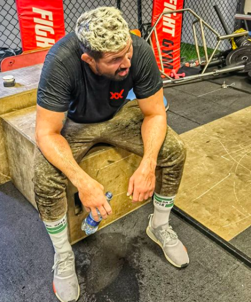 Slovenský MMA zápasník Attila Végh naposledy absolvoval zápas pred takmer rokom a pól, keď v „zápase storočia“ zdolal systémom KO českú ikonu Karlosa Vémolu.