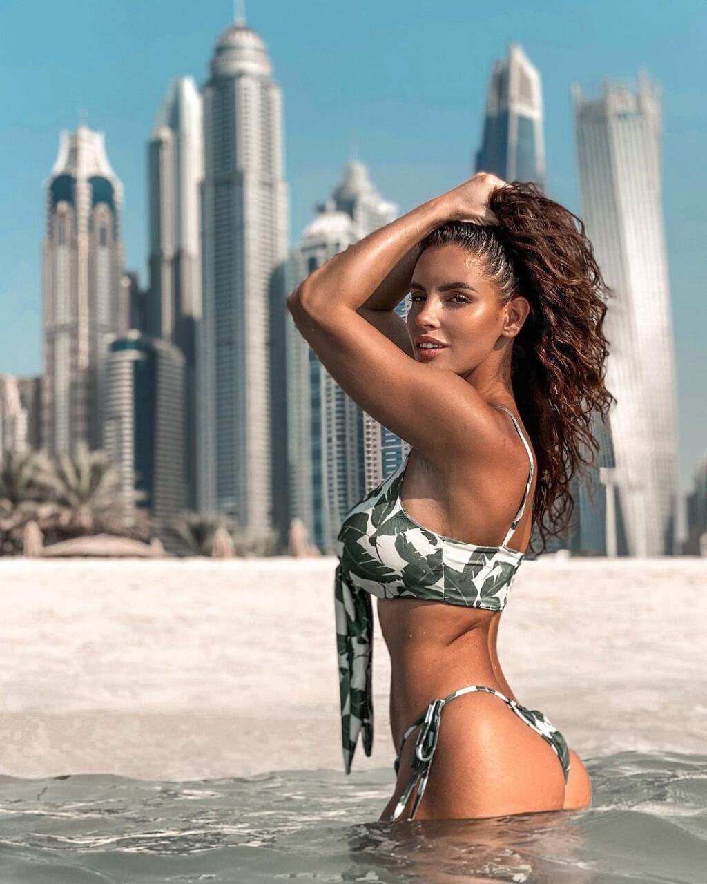 Zatiaľ čo v decembri sa Javorčeková chváli zábermi z mexického Tulumu, v novembri dráždila fanúšikov horúcimi fotkami z Dubaja.