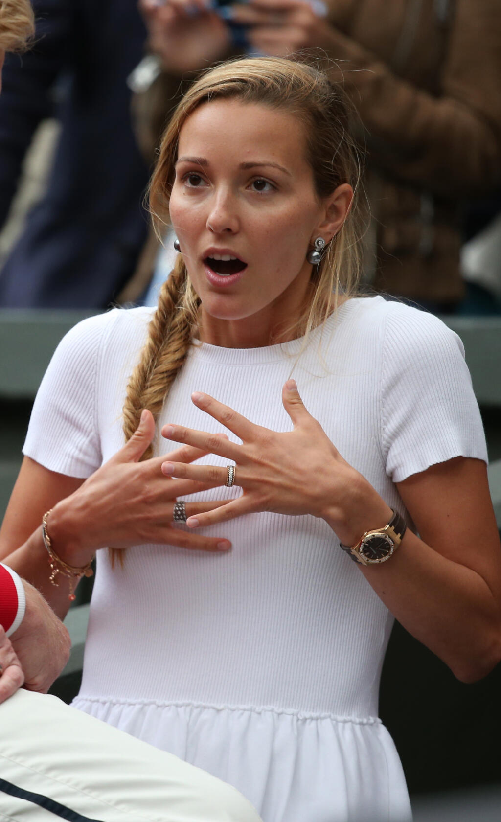Novak má byť na čo hrdý, pretože nielen, že jeho žena má za sebou kariéru modelky, ale je aj riaditeľkou ich charitatívnej nadácie a tiež sa živí ako spisovateľka. Narodila sa v Belehrade a ovláda viacero svetových jazykov.