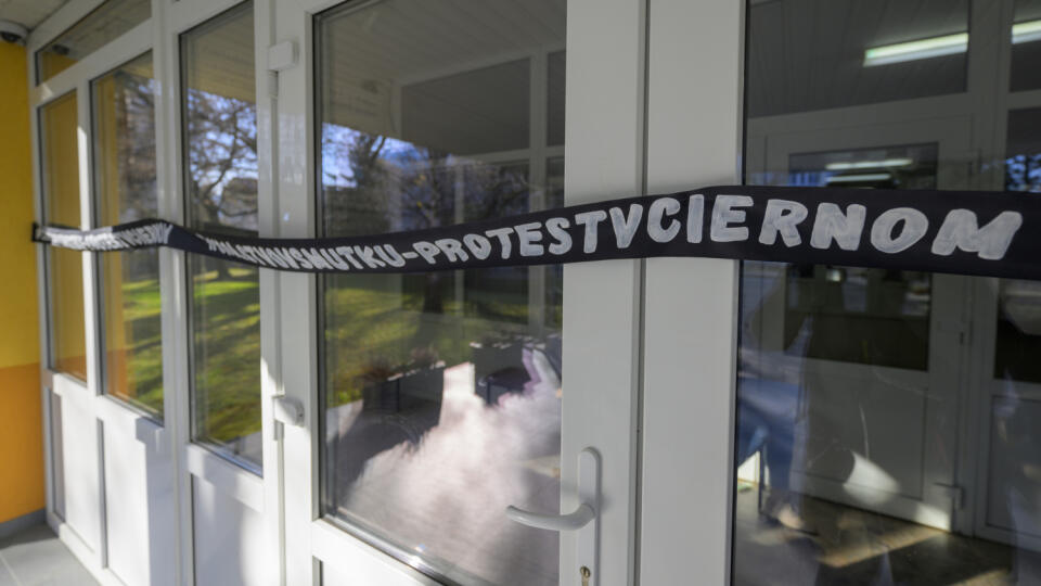 Na snímke čierna páska na vstupných dverách Základnej školy Kúpeľná v Prešove 27. novembra 2024. Niektorí učitelia a zamestnanci škôl prišli v stredu do práce oblečení v čiernom. Ide o prejav protestu, na ktorý vyzvali školskí odborári. Má symbolizovať prejav smútku nad financovaním slovenského školstva. Odborári požadujú zvýšiť tarifné platy všetkých zamestnancov školstva v roku 2025 minimálne o desať percent. Tiež zmeny v odmeňovaní pedagogických a nepedagogických zamestnancov. Ich ďalšou pož