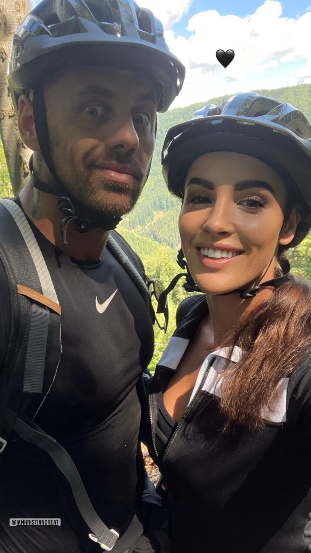 Lucia Javorčeková opäť nahodila cyklistickú prilbu, rozopla dres a dráždi fanúšikov pri bicyklovaní.
