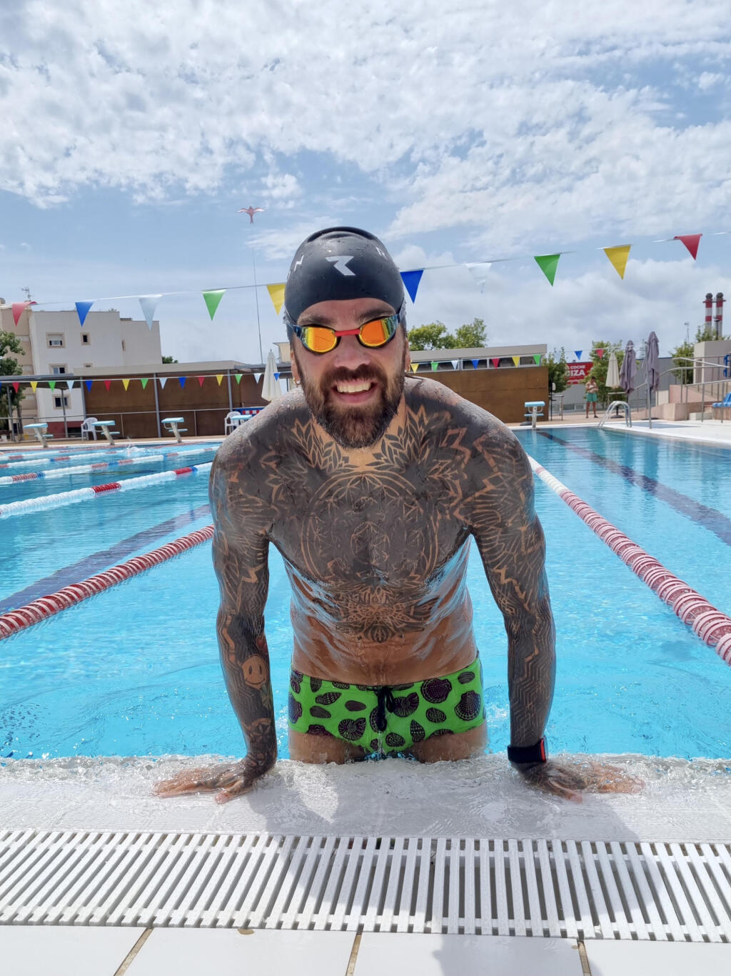 „Bavilo ma behať a bicyklovať, potom som skočil do vody a bol z toho triatlon. Ale hlavný dôvod, pre ktorý som sa doň zamiloval, je ten, že je slobodný a môžem ho robiť kde chcem, s kým chcem a kedy chcem,“ povedal bývalý futbalista na margo jeho vzťahu k triatlonu.