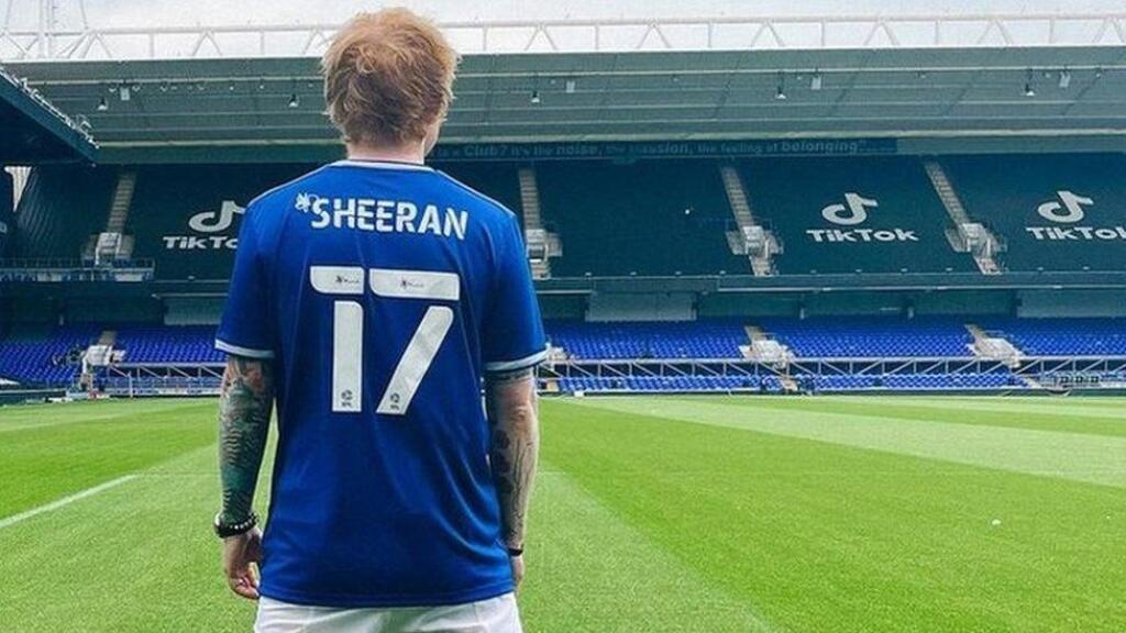Ed Sheeran bol uplynulú sezónu na súpiske Ipswichu Town a dostal číslo 17.